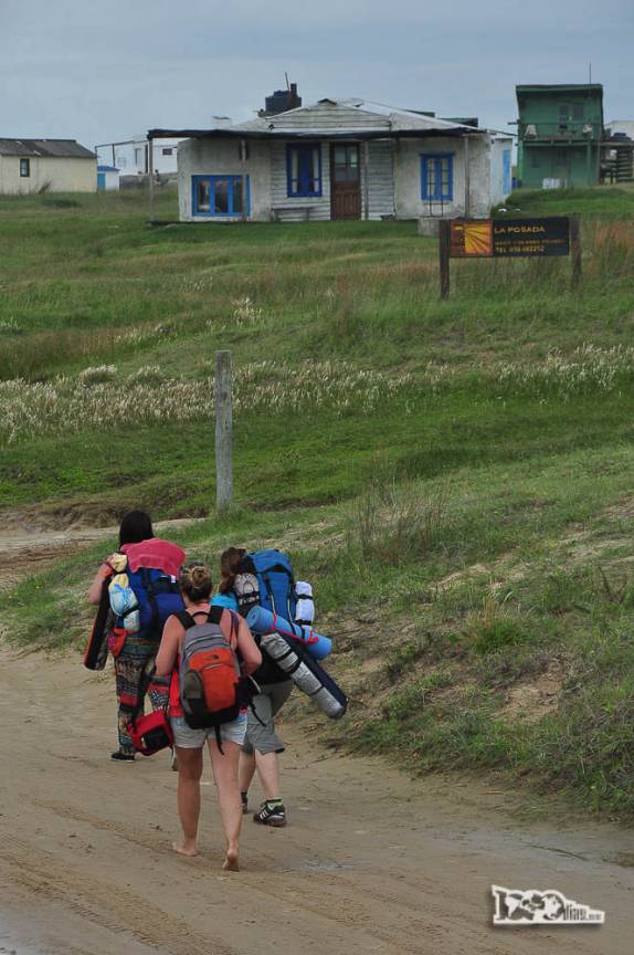 Mochileiros chegam a Cabo Polonio, no litoral do Uruguai